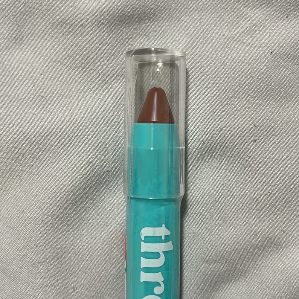Thread color it lipstick